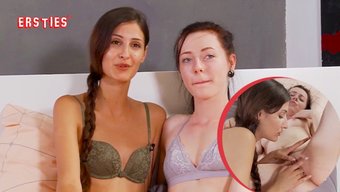Amatör Alman Kızlar Birbirlerinin Vücutlarını Ve Oyuncaklarını Keşfediyor