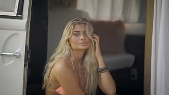 Ateşli Ve Seksi Kız Kardeşim, Aynı Yaştaki Diğerleriyle Grup Seks Sahnesinde.