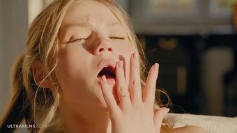 Diana Heaven Adında Güzel Bir Kadın Kameranın Önünde Mastürbasyon Yapıyor.