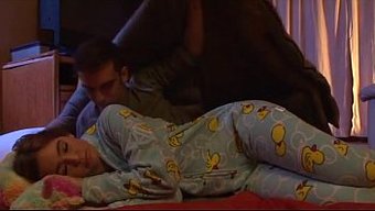 Kira Sinn'In Avi Ve Flv Formatlarındaki Sleepover Xxx'Inin Tadını Çıkarın