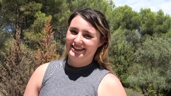 Kıvrımlı Bir Fransız Güzeli Olan Davina, Iyi Donanımlı Bir Siyah Adamla Sıcak Bir Anal Sahnede Kendini Şımartıyor