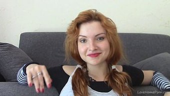 Azgın Kızıl Saçlı Tek Başına Mastürbasyonla Tahrik Ediyor Ve Memnun Ediyor