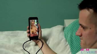 Üvey Anne Sharon White, Bu Videoda Üvey Oğluyla Oynamaktan Hoşlanıyor.