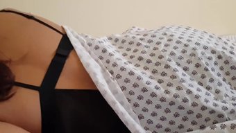 Genç Bebek, Kocasının Arkadaşının Büyük Yarrağıyla Uyanıyor