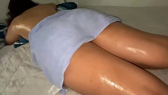Üvey Kızına Masaj Sırasında Creampie Sürprizi