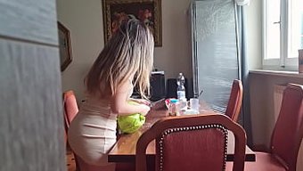 Evi Temizleyen Kız Biraz Yaramaz Ve Amı Damlıyor.
