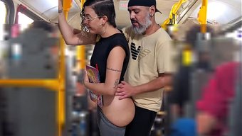 Öğrenci Otobüste Sertçe Beceriliyor Ve Ayaklarına Boşalıyor.