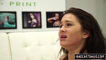 Genç Bağlanır Ve Kendini Zevke Getirir