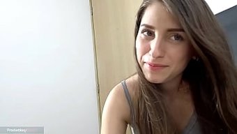 Uyarılmış Karısı Kocasını Oral Seksle Tatmin Ediyor Ve Sonra Onunla Seks Yapıyor