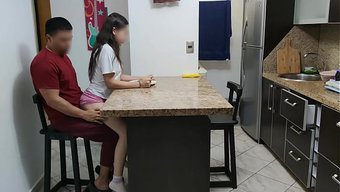 Utangaç Ev Misafiri Üvey Yeğen, Hatırladığı Eğitime Kendini Bırakıyor.