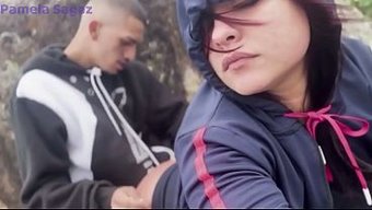 Esmer Plaj Güzeli, Cesur Bir Gençten Halka Açık Yerde Sert Bir Sikiş Yiyor.