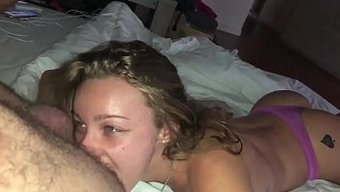 Amatör Sarışın, Tüylü Erkeğine El Işi Ve Ayak Işi Yapıyor