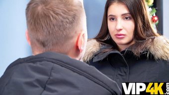 Monica, Kalıcı Bir Borç Tahsildarı Tarafından Ateşli Bir Karşılaşmada Baştan Çıkarılıyor