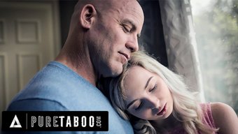 Üvey Baba, Itaatkâr Üvey Kızı Lexi Lore'A Özel Bir Şekilde Sarılıyor.