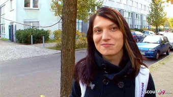 Alman Öğrenci Büyük Bir Yarak Tarafından Sert Bir Şekilde Alınıp Beceriliyor