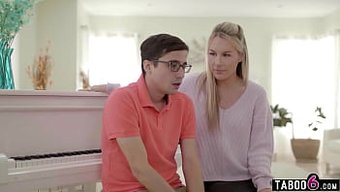 Göğüslü Milf Öğretmen, Genç Öğrencisini Bir Yurt Odasında Baştan Çıkarıyor