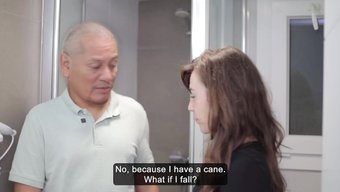 Bu Yaşlı Adam Benimle Bir Şeyler Yapmaya Çalışıyor.