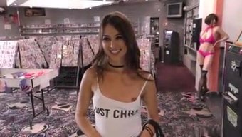 Amerikan Güzeli Riley Reid, Sıkı Amını Büyük Bir Yarak Tarafından Beceriyor