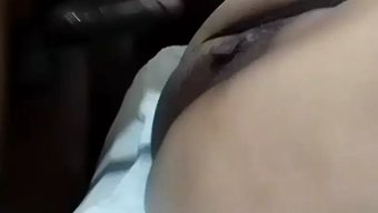 Olgun Hintli Bayan Klitorisini Uyarıyor Ve Penisini Siktiriyor