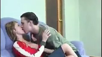 Olgun Anne Ve Üvey Oğlu Yalnız Başına Kaliteli Zamanın Tadını Çıkarıyorlar