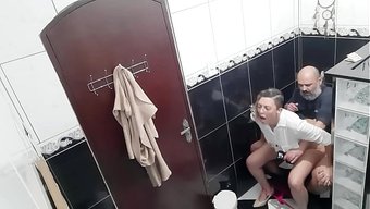 Bir Adam, Bar Tuvaletinde Iki Kadının Öpüşüp Oral Seks Yaptığı Lezbiyen Sahneyi Kaydetmek Için Para Alıyor.
