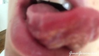 Ince Genç Kız Ev Yapımı Videoda Boğazını Yalatıp Yutuyor