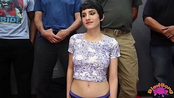 Promosyon Videosunda Genç (18+) Yaramaz Oluyor