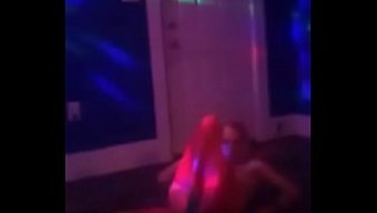 Evsiz Bir Fahişe Izlerken Kendini Mastürbasyon Yaparken Çeken Eşcinsel Adam