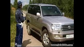Rus Polis Memuru Ve Sarışın Bebek Sert Anal Seks Yapıyorlar
