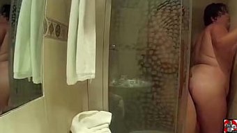 Tıraşlı Popo, Duşta Kalın Yarak Tarafından Beceriliyor
