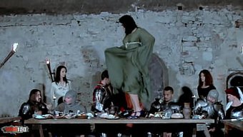 Bir Ortaçağ Tavernasında Vahşi Bir Orgy, Yoğun Lezbiyen Aksiyon Ve Çift Penetrasyon Içeriyor