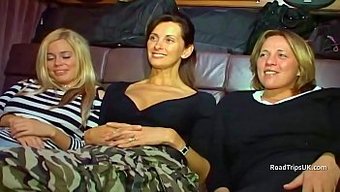 Angie Ve Anabel'In Alicia Ile Sıcak Minibüs Sahnesi