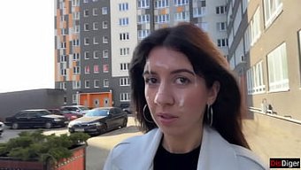 Güzel Esmer Girişte Sikiliyor Ve Sonra Boşalmaya Gidiyor
