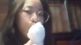Milf Asyalı, Ev Yapımı Solo Videoda Yaramazlık Yapıyor