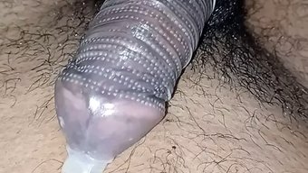 Hintli Genç Bhabhi, Büyük Bir Yarak Tarafından Amını Genişletiyor
