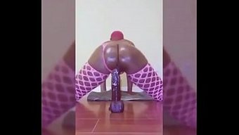 Büyük Popolu Brittney Jones Bir Dildoyu Sürüyor Ve Spermlerle Kaplanıyor