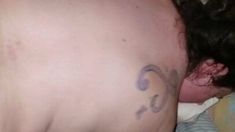 Tüylü Amerikalı Karısı Arkasından Bir Creampie Alıyor