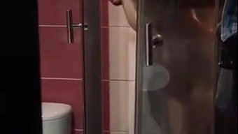 Solgun Sarışın Amatör Çift Duşta Sikişiyor