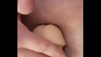 Milf'In Kalın Poposu Dildo Ile Kışkırtılıyor