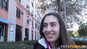 Genç Carolina, Iyi Donanımlı Partneriyle Arkadan Sert Bir Karşılaşma Yaşıyor.
