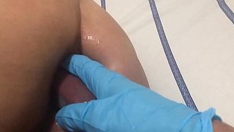 Amatör Çift, Birbirlerinin Büyük Popolarını Tatmin Etmek Için Oyuncaklar Kullanıyor