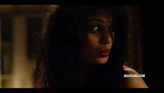 Romane Portail Ve Tina Desai, Duygusal Noel Temalı Iç Çamaşırı Ve Tüm Göğüsler Bölümünde Başrolde