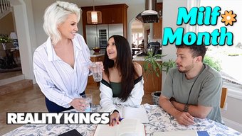 Apollo, Kız Arkadaşı Ve Üvey Annesi Charli Phoenix Ile Sıcak Bir Üçlüden Zevk Alıyor, Derin Boğazlar, Büyük Göğüsler Ve Sıvazlama Içeriyor