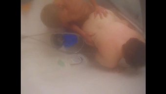 Büyük Memeli Evli Kadın, Büyük Bir Sikle Ev Yapımı Seks Sahnesi Çekiyor