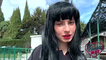 Güzel Bir Melek Olan Lucifera Bast, Hardcore Cinsel Deneyim Arıyor.