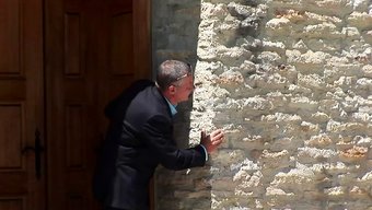 Sıkı Bir Genç Amcığı Iki Yarrak Tarafından Acımasızca Beceriliyor