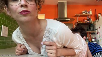 Sıcak Vlogger'In Üvey Annesi, Yurt Odasında Üniversite Öğrencisiyle Seks Yapıyor.