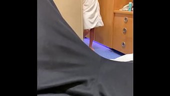 Genç Bir Kadın, Küçük Penisli Bir Adamla Cinsel Deneyimin Tadını Çıkarıyor.
