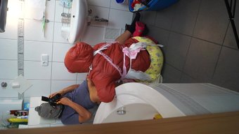 Aşağılayıcı Bir Fahişe, Dizlerinin Üzerinde Büyük Bir Yarrağa Hizmet Etmekten Keyif Alıyor