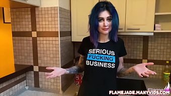 Genç Ev Kadını Ev Yapımı Videoda Derin Boğaz Ve Seksin Tadını Çıkarıyor